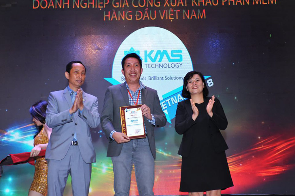 KMS TECHNOLOGY RECEIVES ‘LEADING SOFTWARE OUTSOURCING COMPANY IN VIETNAM’ AWARD FOR 6 CONSECUTIVE YEARS
