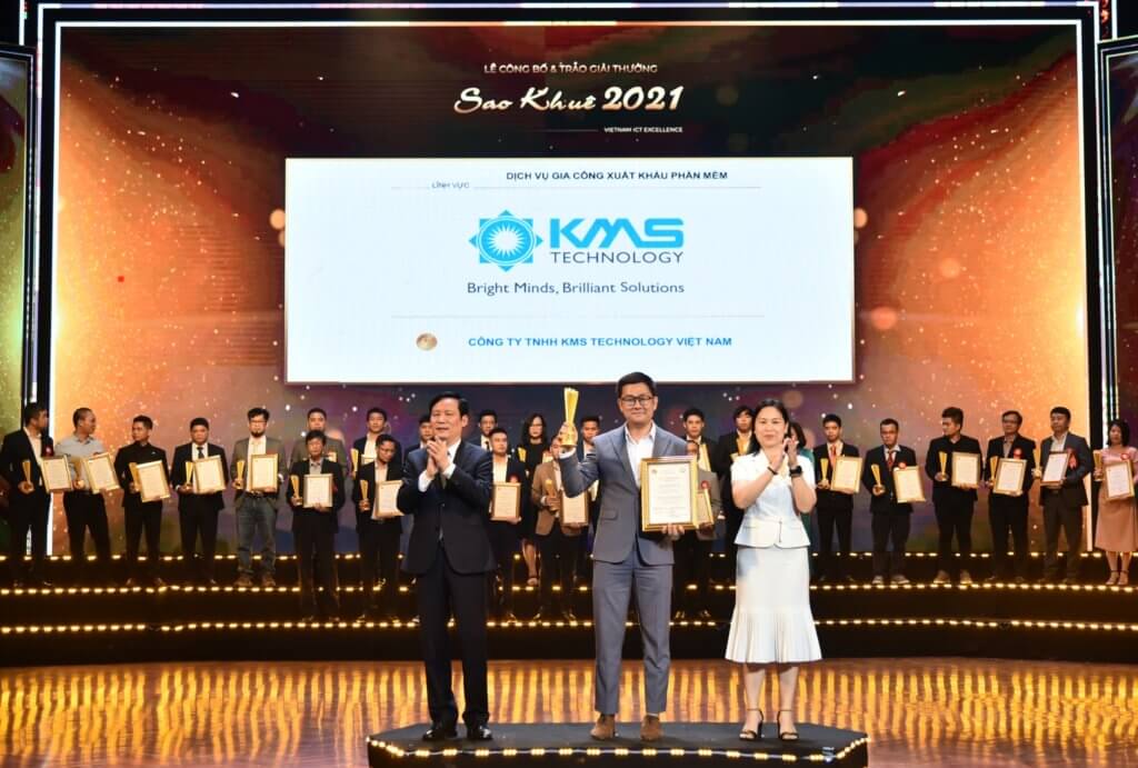 Duy Tran, Corporate Communications Manager of KMS Technology Vietnam receiving the Sao Khue Award 2021 - Software Outsourcing Service category